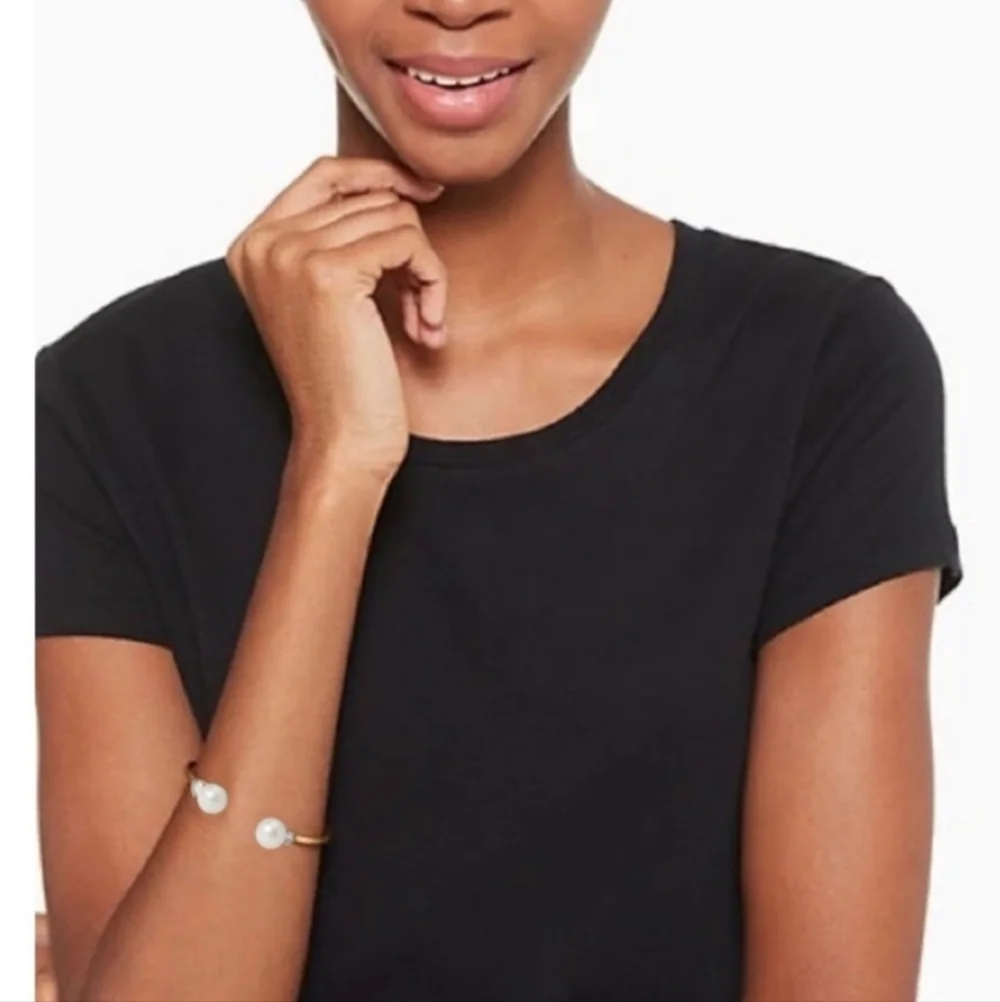 🤍🔹️KATE SPADE 🔹️ Pearls of Wisdom Cuff Hinge  Bracelet - Picture 2 of 5